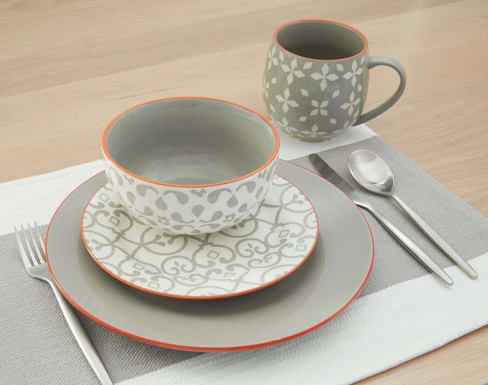 16 Piece Stoneware Dinnerware Set D874