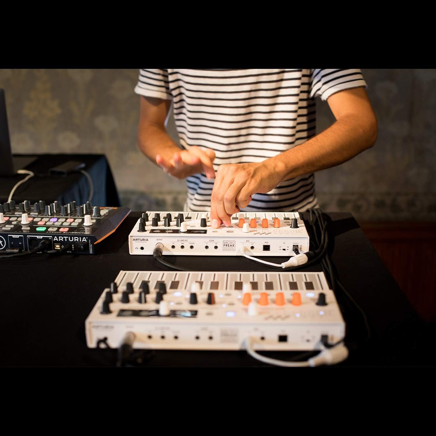 Hybrid Synthesizer Y882780