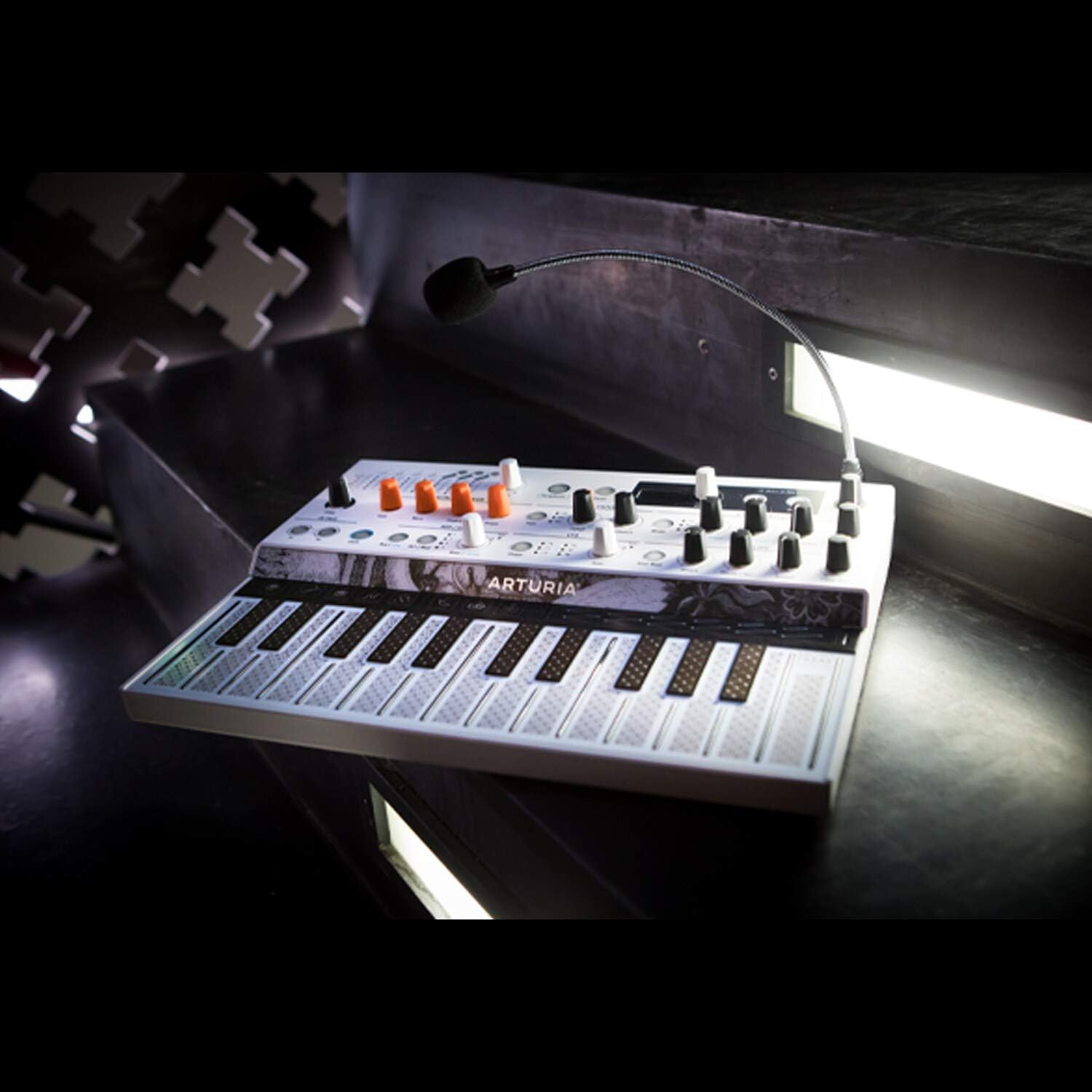 Hybrid Synthesizer Y882780