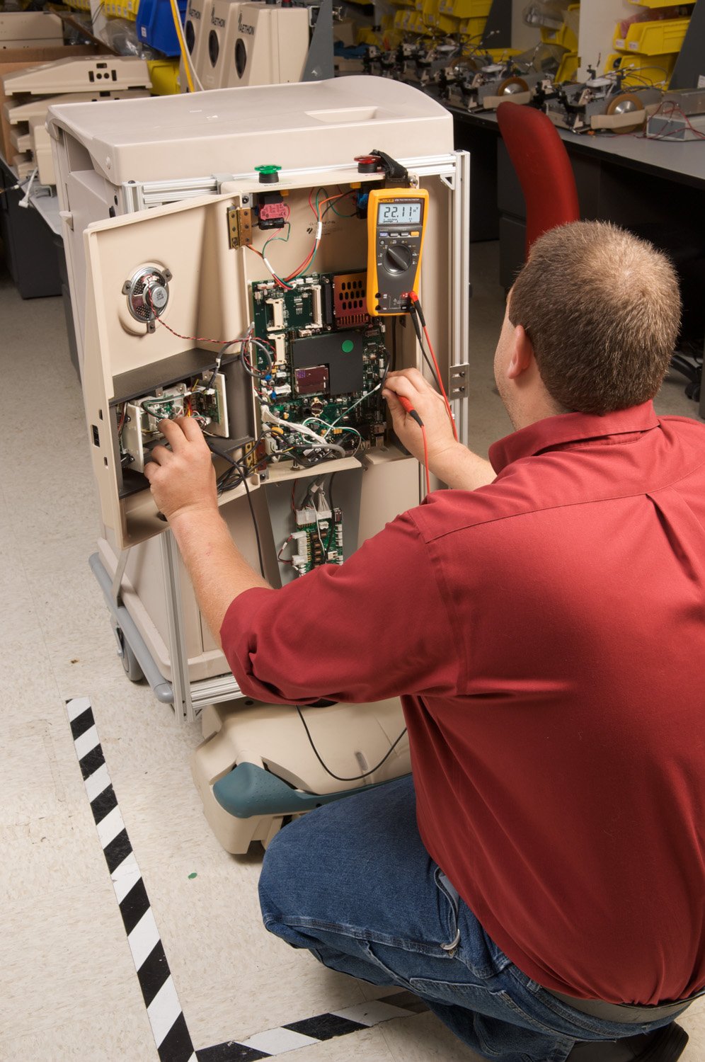 179 Multimeter with Backlight, Built-In Thermometer, True-RMS AC Current and Voltage R91308