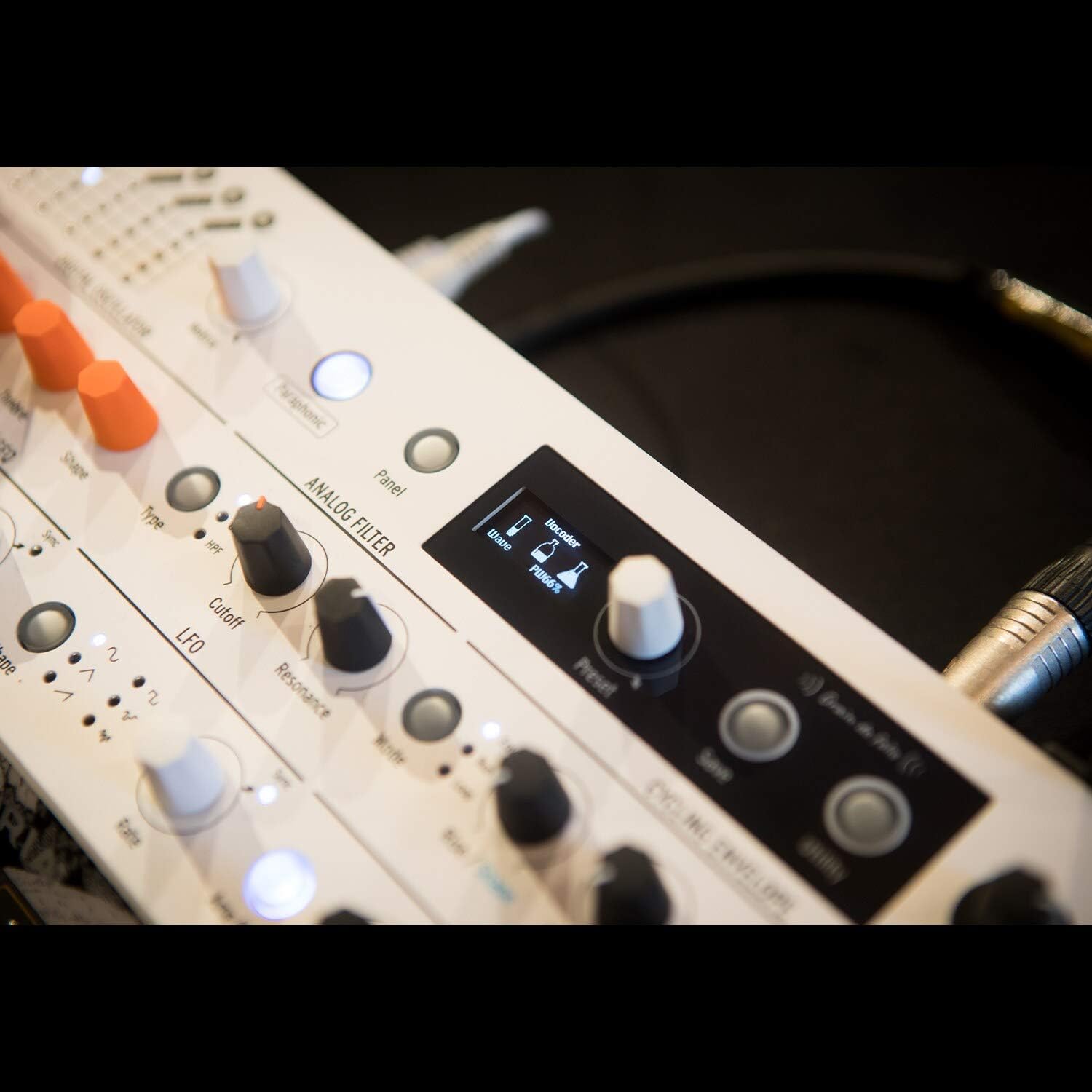 Hybrid Synthesizer Y882780